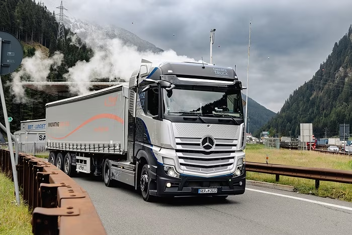 With hydrogen power across the Brenner Pass Daimler Truck carries out first altitude tests with fuel cell truck 1